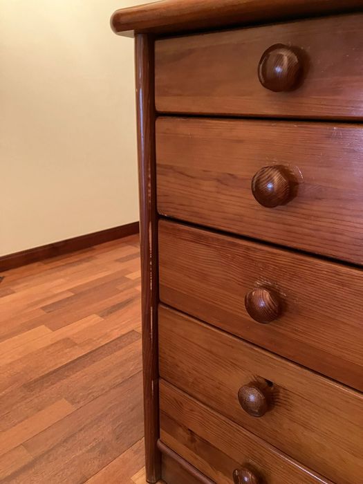 Cómoda Cerne em madeira maciça – robusta e intemporal