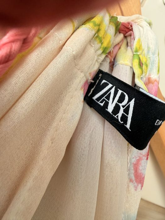 Сукня zara у квітковий принт.