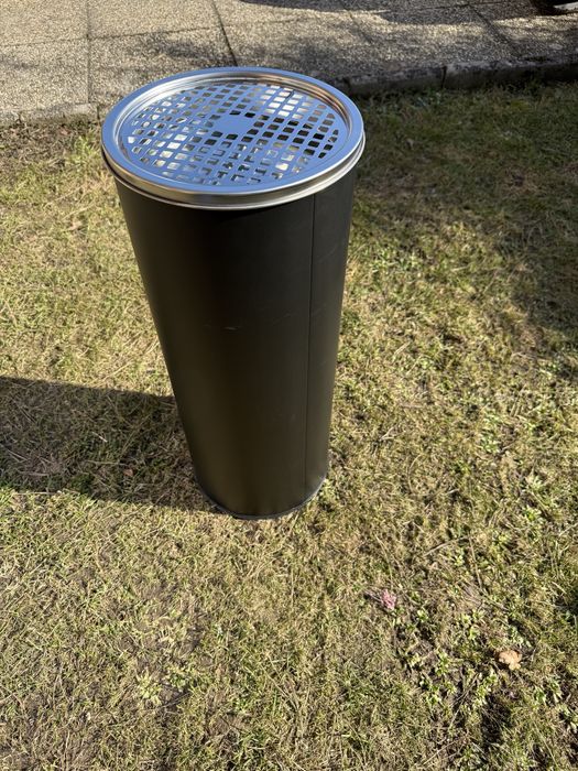 Wolnostojacy kosz na smieci z wbudowana popielniczką