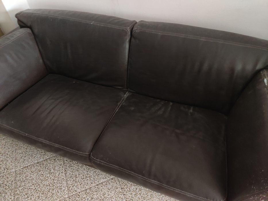 Sofá em pele castanho