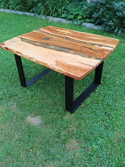 Stolik kawowy – naturalna jabłoń i żywica | Styl loft | Ręcznie wykonany