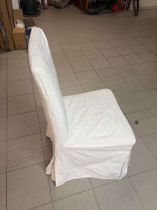 Cadeira com capa amovível em branco.