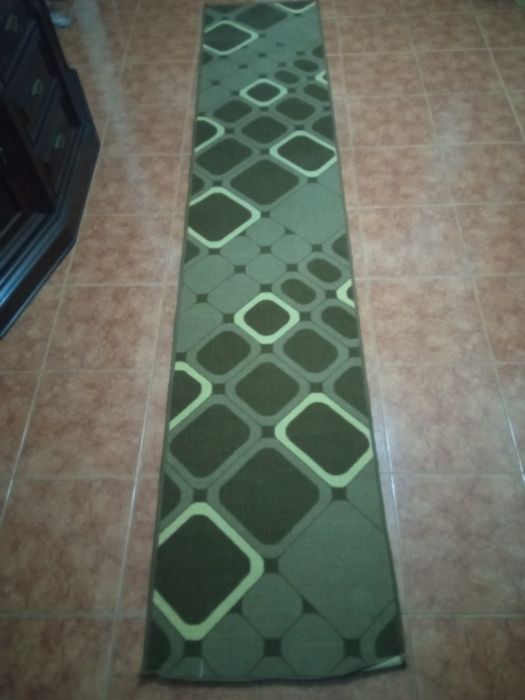 Passadeira comprida em tons de castanho