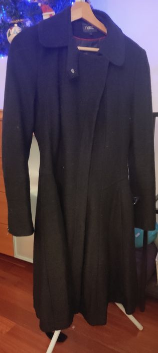 Czarny płaszcz Next z paskiem i rozkloszowanym dołem