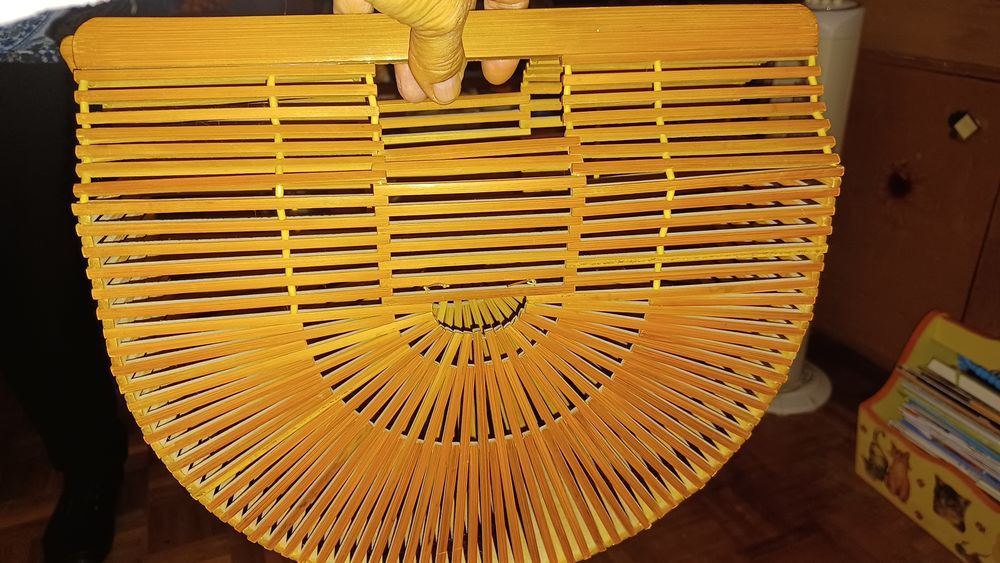 Cesta de bambu em bom estado