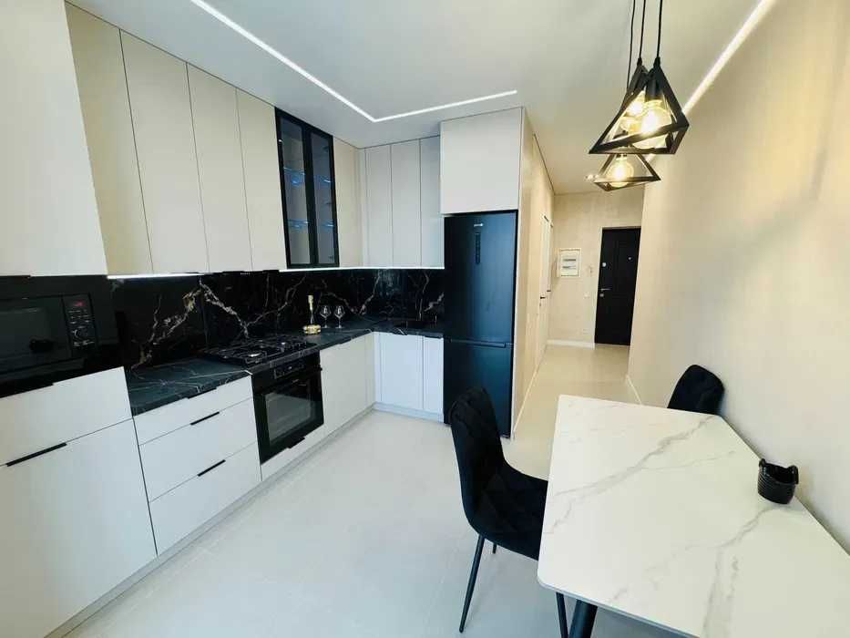 НОВА!!!  2 кім. квартира з ремонтом та меблями В ЦЕНТРІ