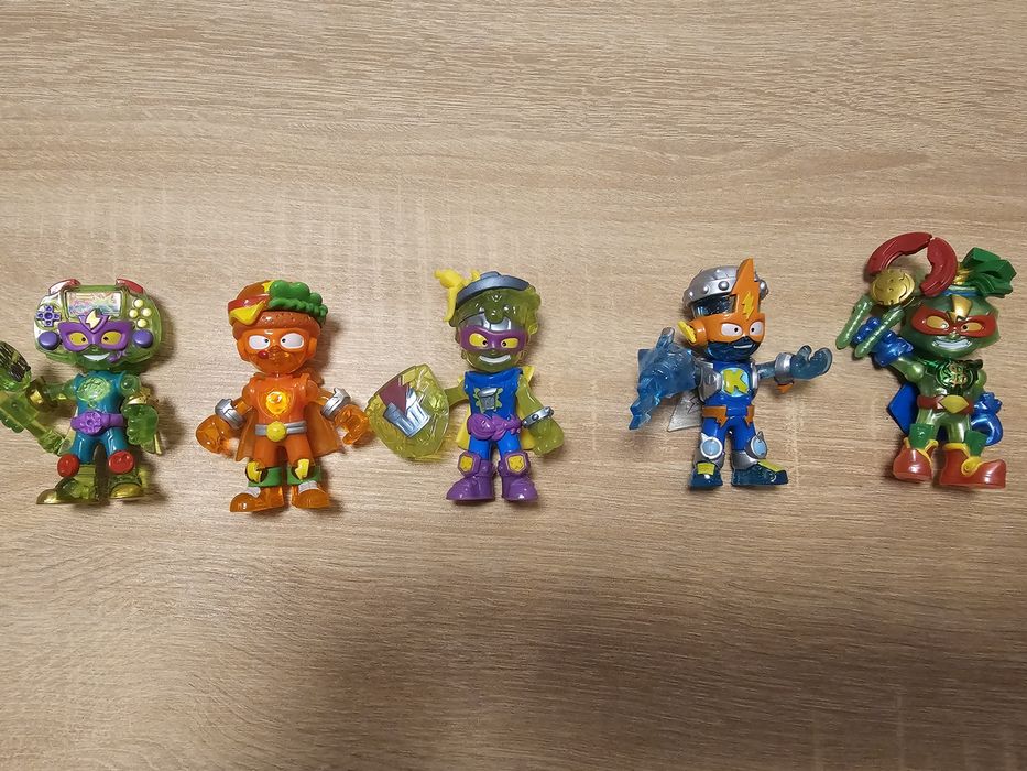 5 średnich figurek super zings