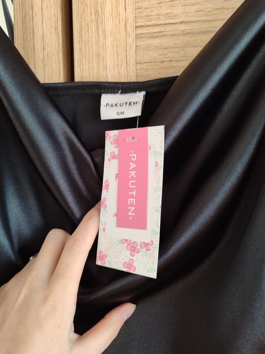 Atłasowa sukienka PAKUTEN