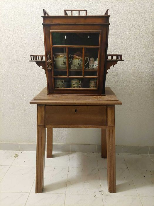 Vitrine antiga em madeira com loiça decorativa – móvel inferior oferta
