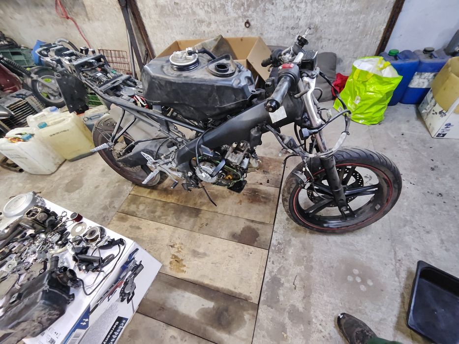 Yamaha yzf r125 . 2008-2014,  2010 cała na części plastiki rama itp.