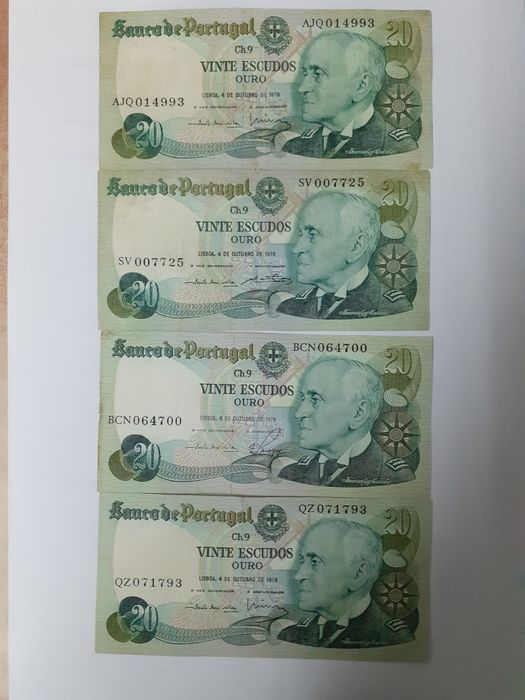 Várias notas de escudos