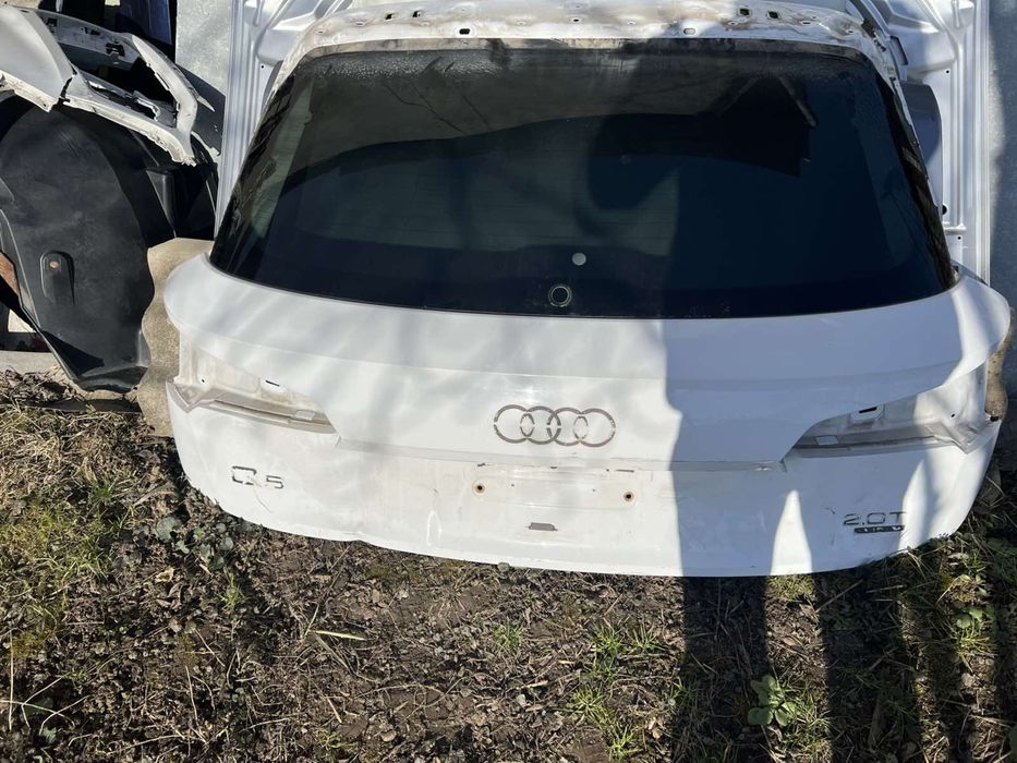 кляпа кришка багажника Audi Q5 2018р A80
