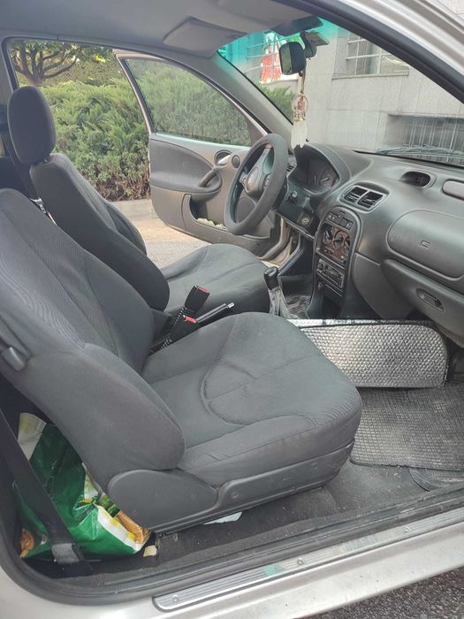 Carro Rover 25 do ano de 2000.