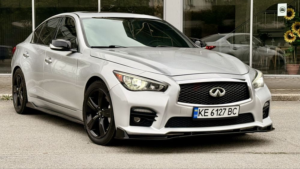Продам Infiniti Q50   Полный привод 3,7 Газ/Бензин