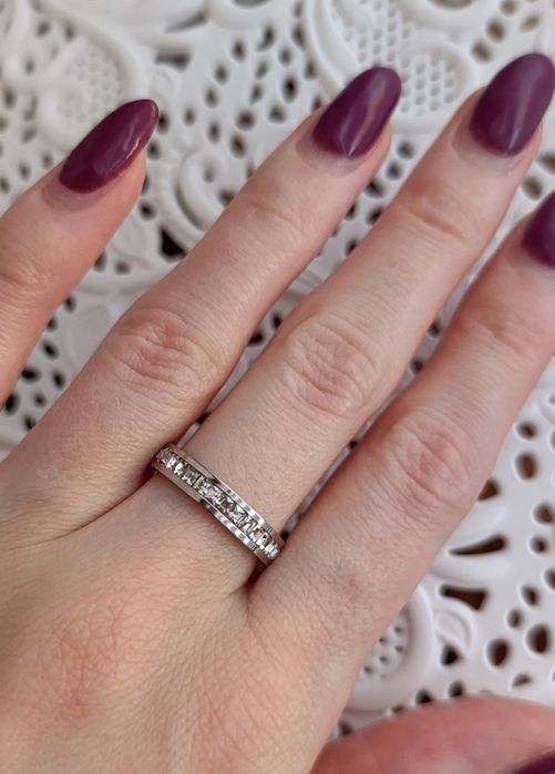 Pierścionek typu obrączka srebrny z cyrkoniami