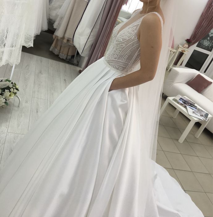 Весільна сукня з довгим шлейфом