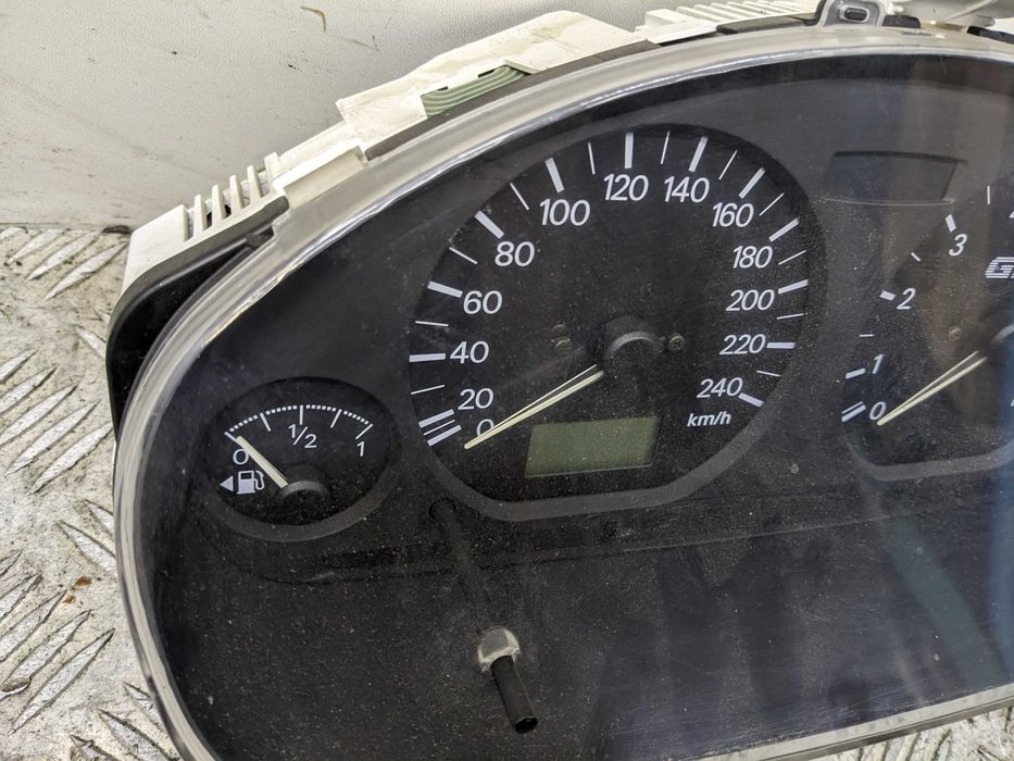 Mitsubishi Carisma 1.8 GDI Licznik Zegary Prędkościomierz