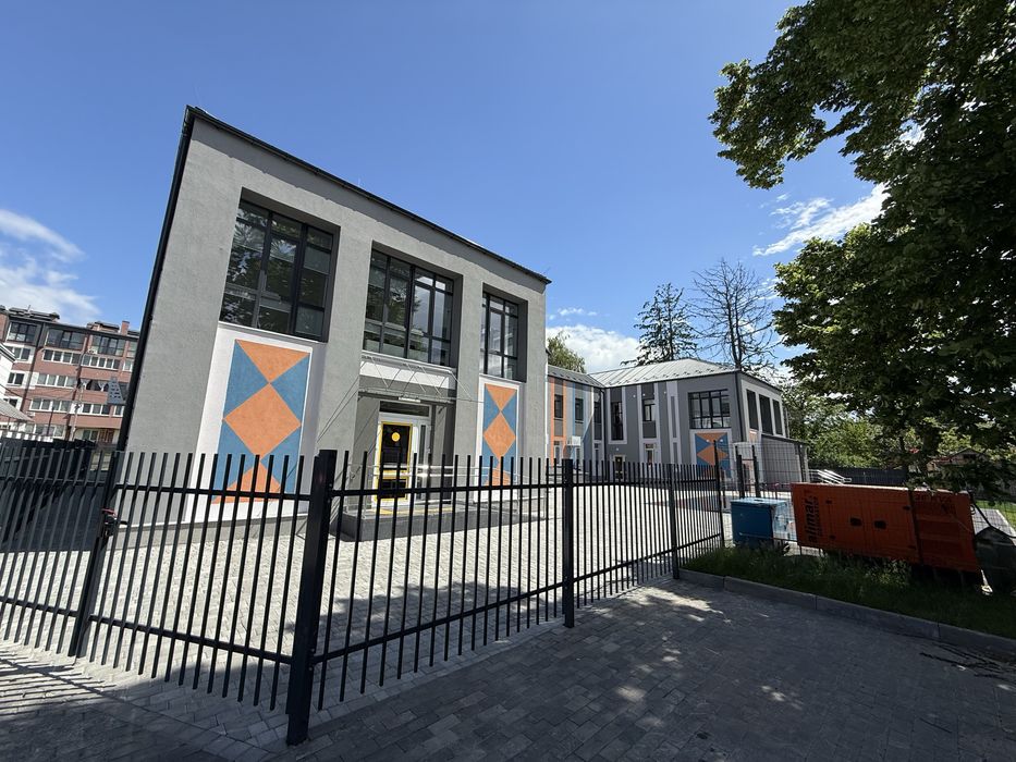 Продається квартира з балконом, поряд бучанський парк. Можна під державні програми. Розвинута інфраструктура магазини, зупинка громад транспорту