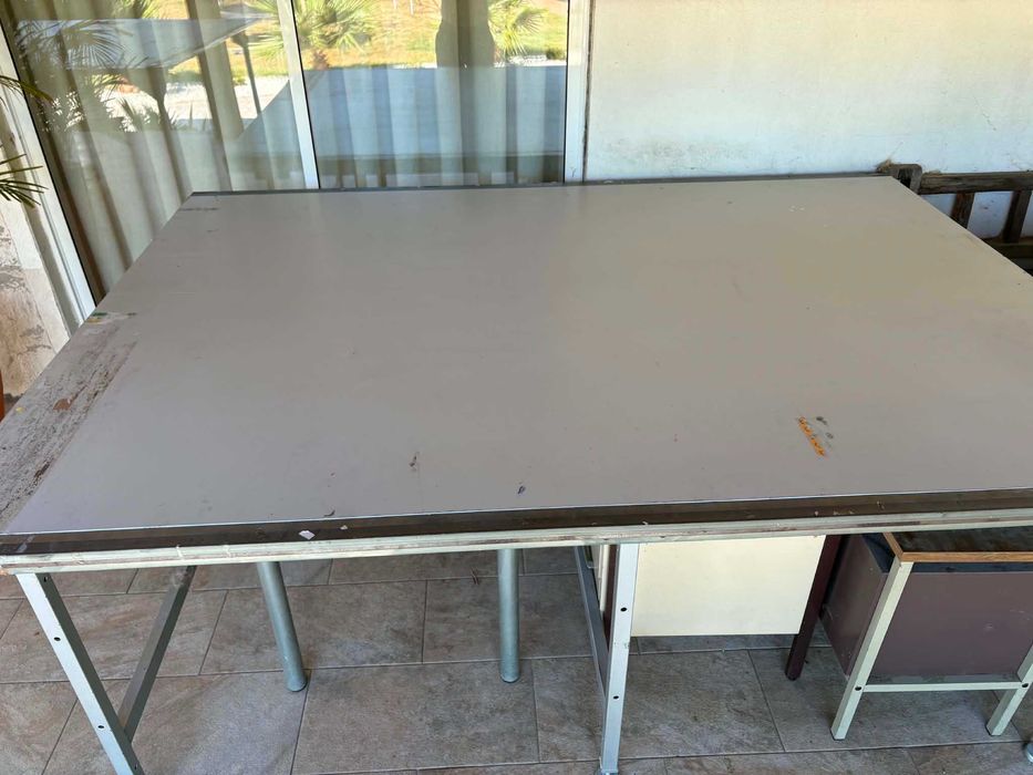 Mesa de apoio a indústria têxtil