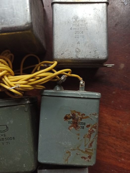 Конденсаторы разные.