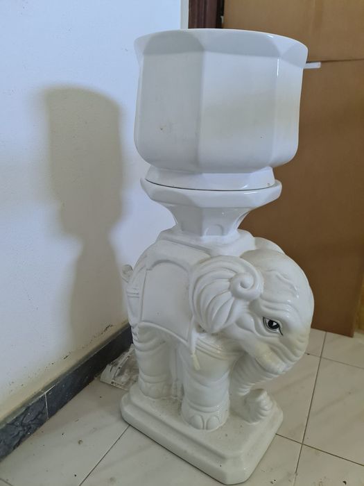 Elegante como base de vaso em ceramica