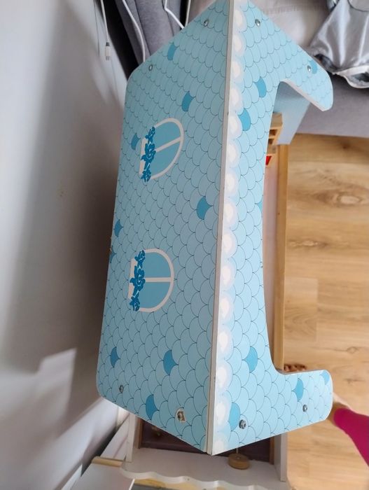 Domek drewniany z mebelkami drewnianymi i windą