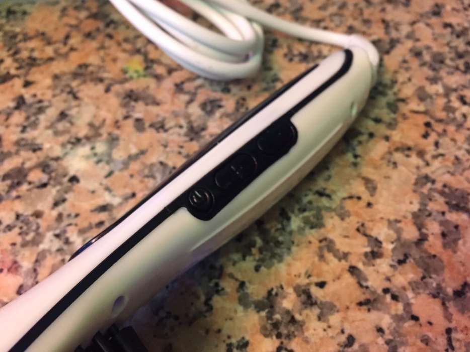 Escova Alisadora Branca com LCD