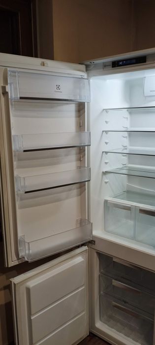 Lodówka Electrolux NoFrost 178x56cm Do zabudowy  lub wolnostojąca
