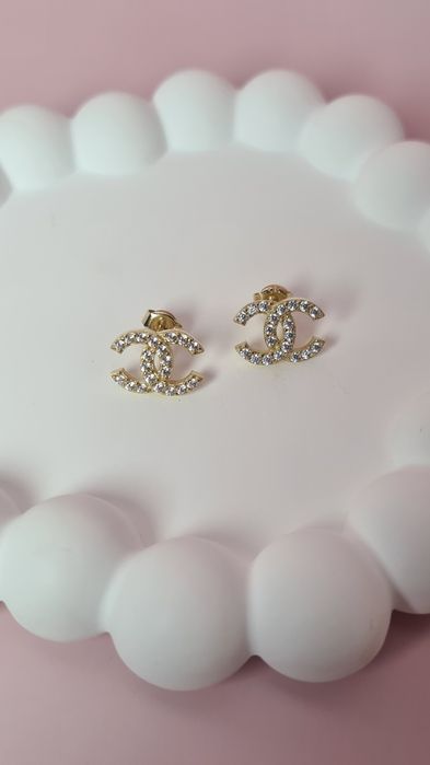 Złote kolczyki wkręty typu Chanel małe białe cyrkonie błyszczące 585