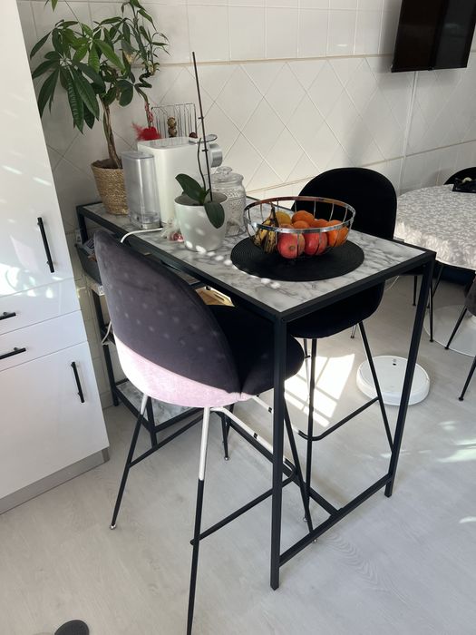 Mesa e bancos altos de cozinha/bar