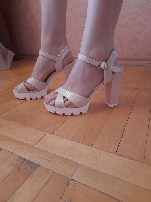 Босоніжки жіночі.