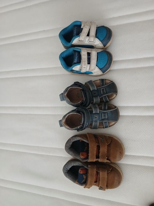 Ténis e sandálias número 22