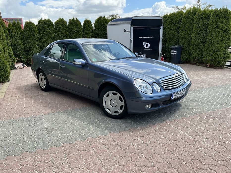 Mercedes E. 260. Benzyna