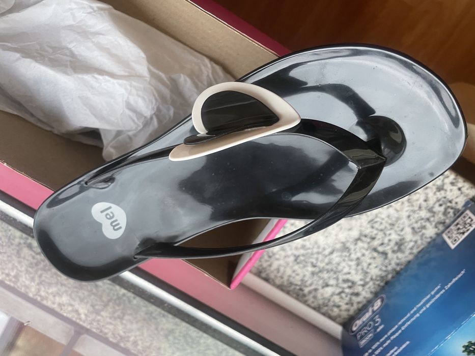 Chinelas Melissa Lilly Pilly preta e branca N37