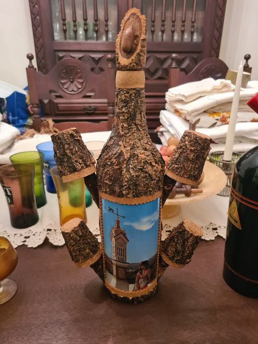 Garrafa em cortiça com copos