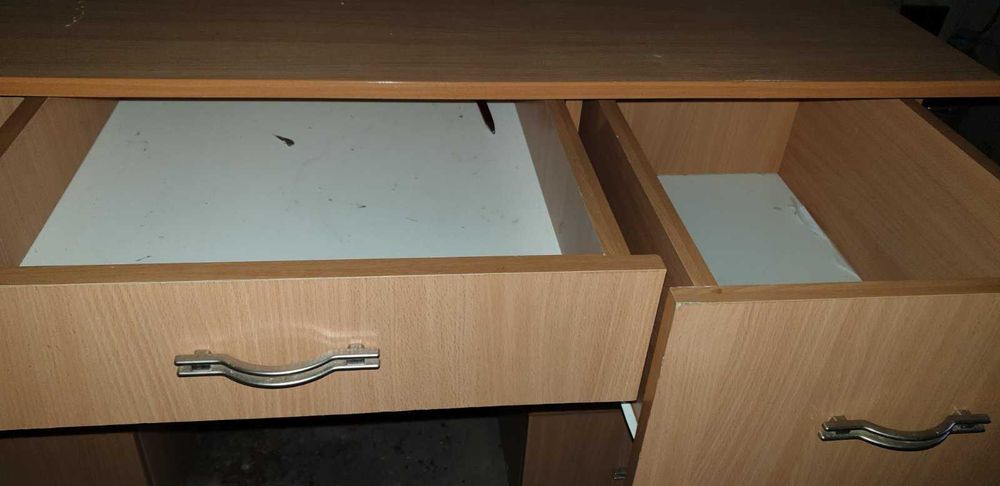 Продам стіл двохтумбовий ,ціну зниженовеликий