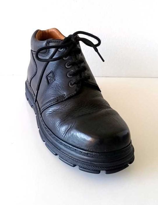 Botas Todo-o-Terreno e de longa duração.