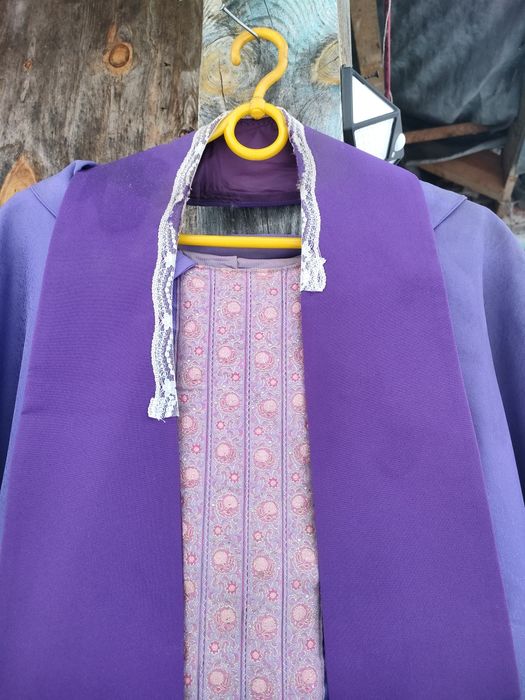 Fioletowy Ornat z psem