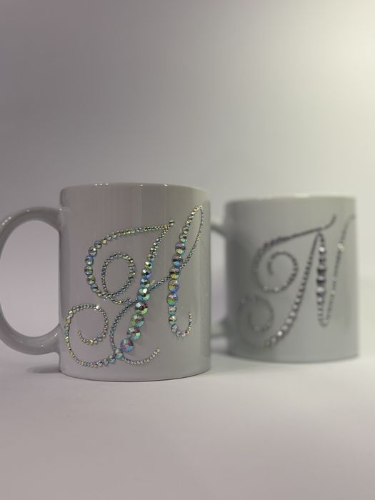 Ręcznie zdobiony kubek z inicjałem "H,N" – Prezent