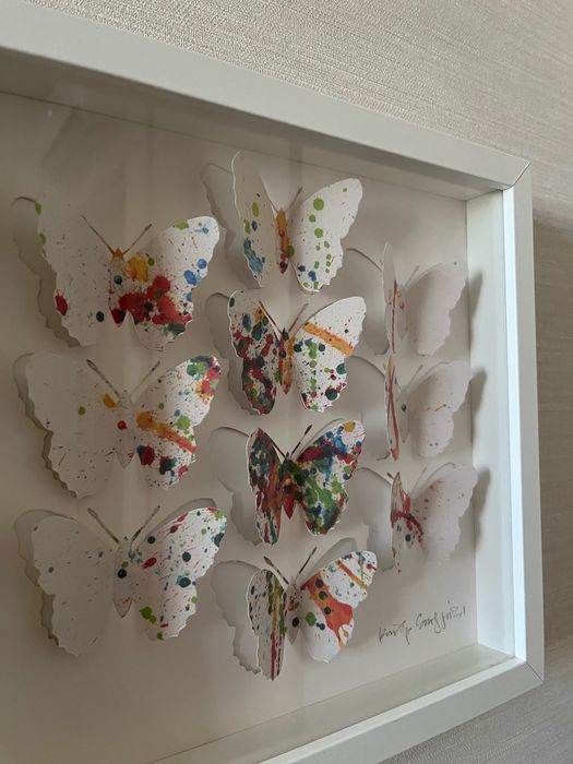 Moldura IKEA com borboletas coloridas tridimensionais