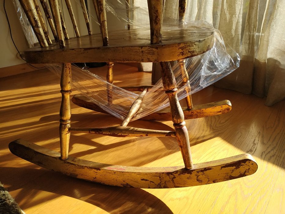 Cadeira Baloiço restaurada pintada a folha de ouro