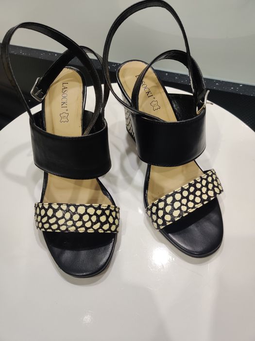 Sandałki na słupku Lasocki