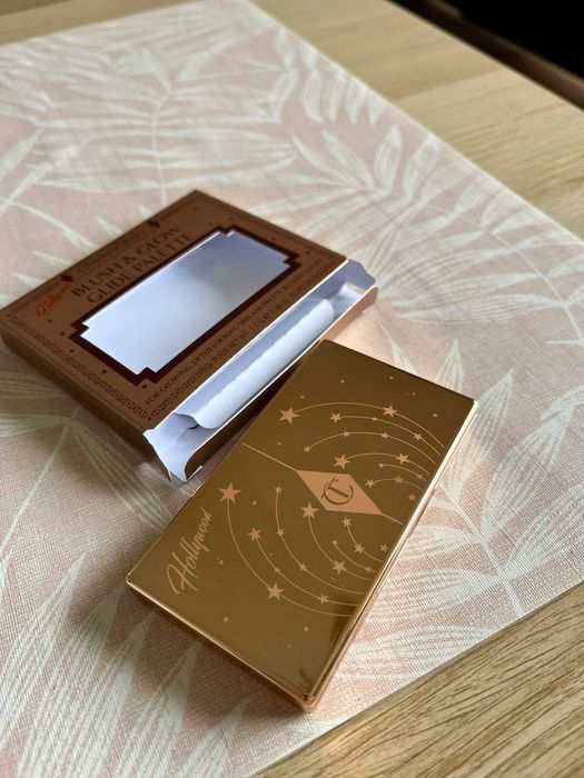 Paleta Blush & Glow Charlotte Tilbury róż rozświetlacz