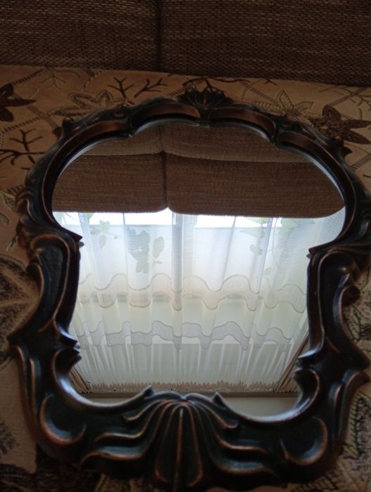 Дзеркало в рамці під старовину