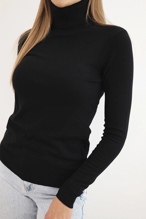Czarny sweter damski z golfem dopasowany długi rękaw z wiskozy