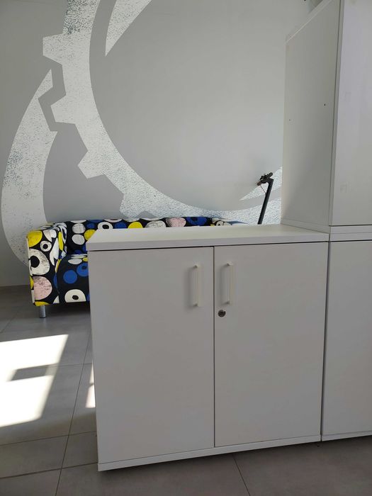 Biała szafka biurowa zamykana na klucz – 80 × 40 × 80 cm