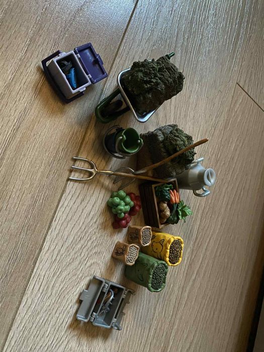 Biała stajnia Schleich z końmi i dodatkowymi akcesoriami