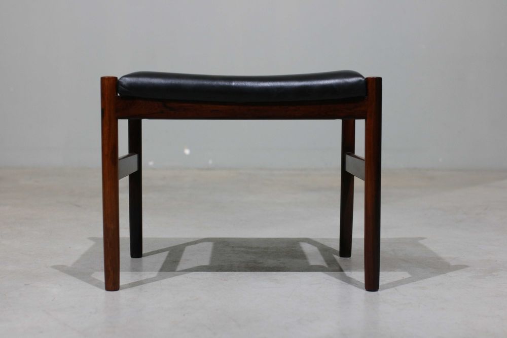 Pousa pés nórdico em pau santo e couro