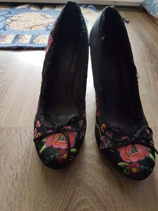 Pięknie zdobione buty na koreczku