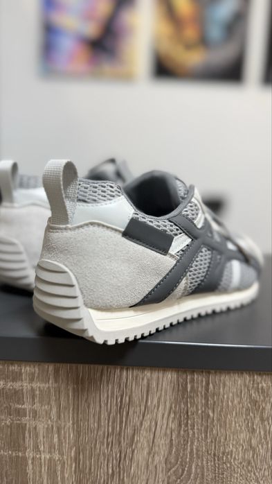 Кросівки жіночі натуральні червоного кольору